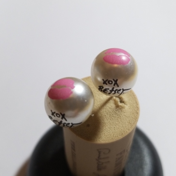 Betsey stud earrings - Picture 2 of 3